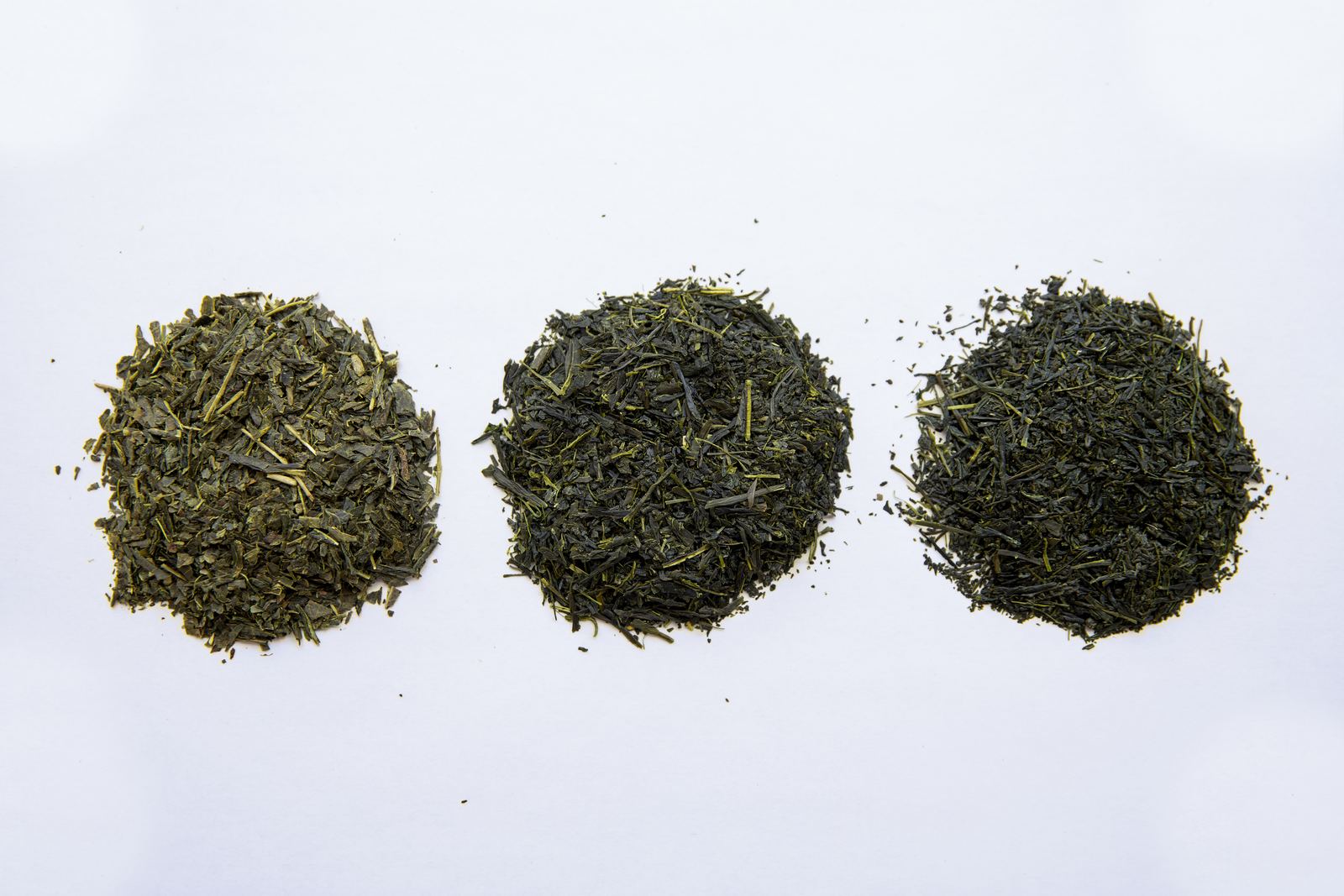 Three sencha piles compared side by side: about 300 yen, 500 to 600 yen, and 1,000 yen per 100 grams, from left to right
