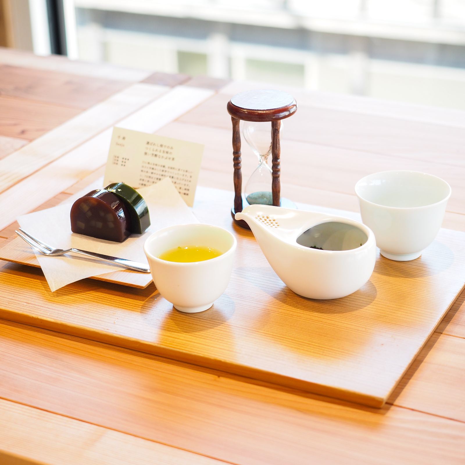 A comparison tasting set at the mirume cafe, served with tea leaf cards