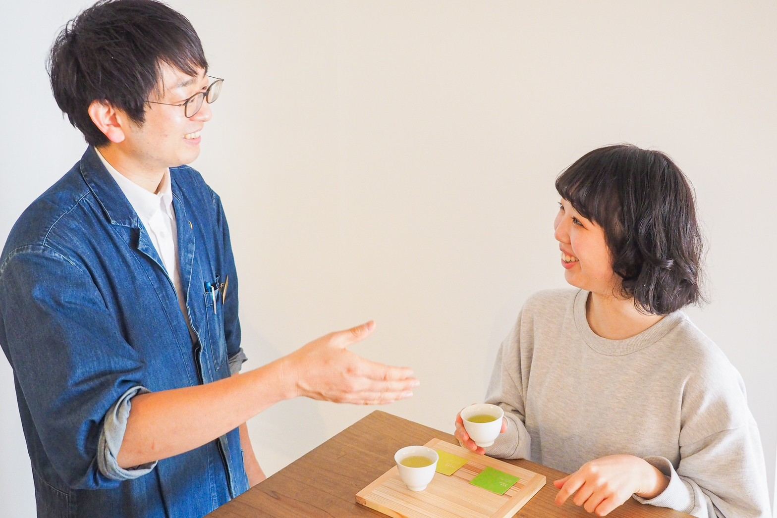 A mirume staff member guiding a comparative tasting of two teas